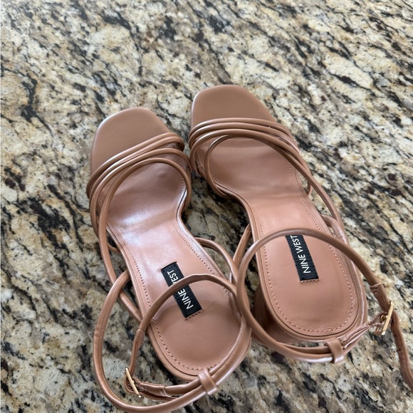 Women’s Nine West Strappy Neutral Open Toe Heel Size 10 - Picture 4 of 7